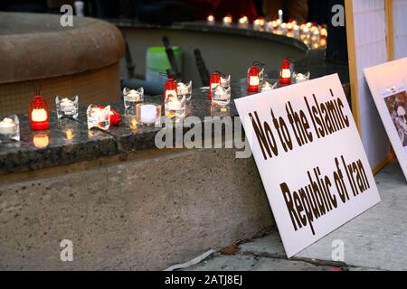 Les Torontoniens se sont réunis sur la place Mel Lastman pour organiser une veillée aux chandelles en l'honneur des 1500 manifestants récemment tués par le gouvernement iranien. Banque D'Images