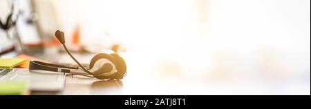 Support de communication, centre d'appels et customer service help desk. Casque VOIP sur ordinateur portable Clavier d'ordinateur. Banque D'Images