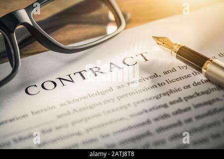 Contrat d'entreprise et un stylo sur le bureau. Affaires et finance concept. Banque D'Images