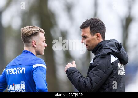 Marco Thiede (KSC) en conversation avec l'entraîneur Christian Eichner (KSC). GES/Football/2ème Bundesliga: Formation KSC 03.02.2020 | usage dans le monde entier Banque D'Images