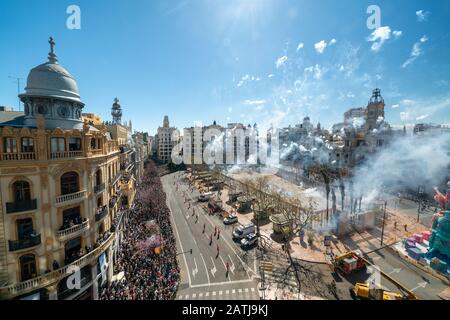 Place de l'hôtel de ville avec feux d'artifice explosant à Mascleta pendant le festival Las Flas à Valence Espagne le 19 mars 2019 Flas Festival dans sa liste Banque D'Images