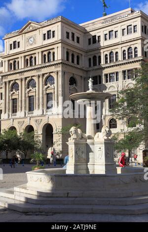 Cuba, la Havane, Fuente de los Leones, Lonja del Comercio, Plaza San Francisco de Asis, Banque D'Images