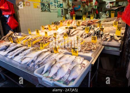 New York City, États-Unis - 2 août 2018 : fournisseur dans une boutique de poissons et fruits de mer à Chinatown, Manhattan, New York City, États-Unis Banque D'Images