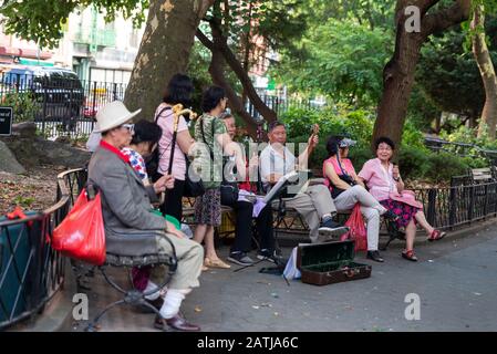 New York City, États-Unis - 2 août 2018 : les hommes et les femmes chinois jouent de la musique avec des instruments à cordes dans Columbus Park ou Mulberry Bend Park, Cinq points P Banque D'Images