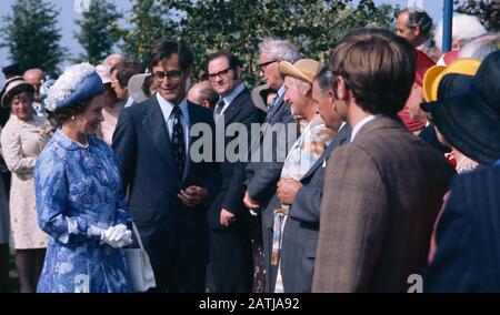 La reine Elizabeth II s'adresse aux clients lors d'une fête dans le jardin à Coleraine, en Irlande du Nord. Banque D'Images