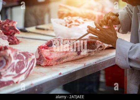 Les hommes boucherie travaillant dans les abattoirs ou la boucherie Banque D'Images