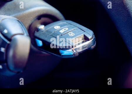 Clé de voiture. Démarrage de la voiture - clé de la voiture dans le verrou d'allumage Banque D'Images