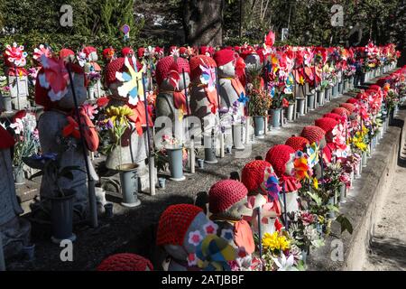 SOINS AUX ENFANTS, TEMPLE ZOJOJI , TOKYO Banque D'Images