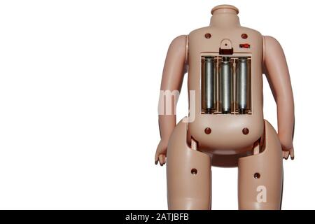 Le jouet alimenté par batterie est isolé sur un fond blanc. Dans le cas de l'envoi de jouets, n'oubliez pas de retirer les piles du compartiment afin qu'un accès soit possible Banque D'Images