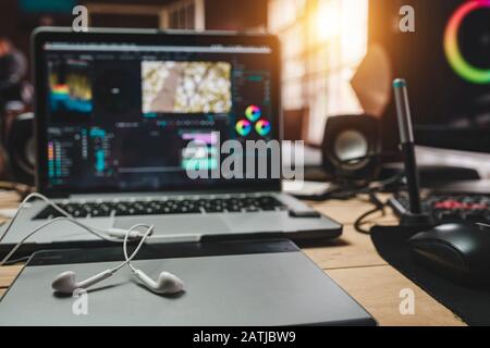 Travail de bureau de l'éditeur ou créateur de contenu avec casque et l'ordinateur portable pour les médias de contenu de production Banque D'Images