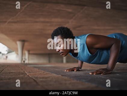 A déterminé l'entraînement des jeunes athlètes africains américains en ville, faisant pousser sur la chaussée le matin Banque D'Images