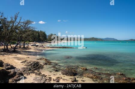 Lanakai, HI - 23 janvier 2020: Nageurs sur la plage de Kailua sur la côte est d'Oahu à Hawaï Banque D'Images