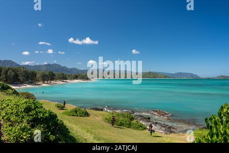 Lanakai, HI - 23 janvier 2020: Nageurs sur la plage de Kailua sur la côte est d'Oahu à Hawaï Banque D'Images