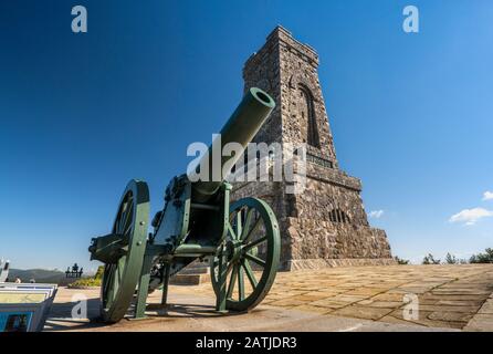 Cannon, Mémorial De Shipka Sur Le Pic Stoletov Près Du Col De Shipka Dans Les Montagnes Des Balkans (Stara Planina), Près De Shipka, Bulgarie Banque D'Images