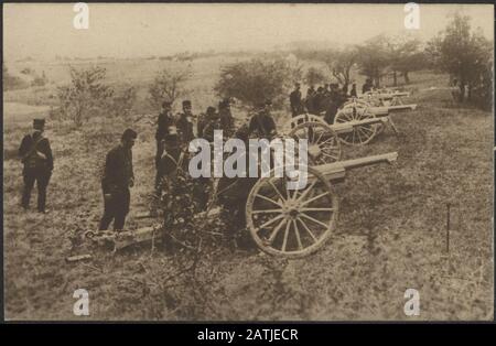 Description: Eene batterie du célèbre 75er prêt à tirer vers le haut. - à l'époque, ce canon est le meilleur de toute l'artillerie de campagne européenne en service. Annotation: Carte postale française avec texte néerlandais. Date : {1914-1918} mots clés : artillerie, fronts de la guerre mondiale, armes, soldats Banque D'Images