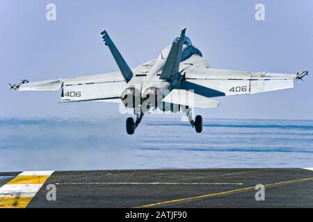 Un avion de chasse Super Hornet de la marine américaine F/A-18 E attaché au Strike Fighter Squadron 81, part du pont de vol du porte-avions USS Harry S. Truman le 30 janvier 2020 en mer d'Arabie. Banque D'Images