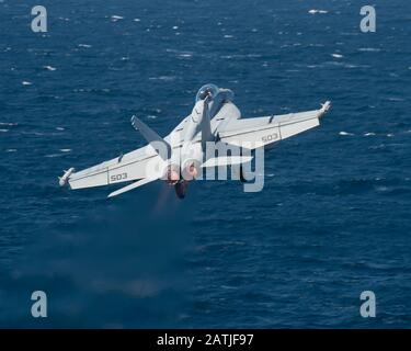 Un avion de chasse américain EA-18 G Growler, attaché à l'escadron d'Attaque électronique 137, part du pont de vol du porte-avions USS Harry S. Truman le 28 janvier 2020 en mer d'Arabie. Banque D'Images