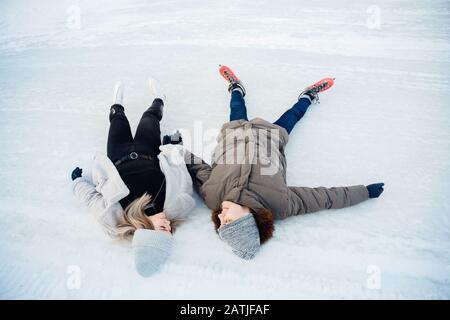 Couple amoureux de patinage sur glace s'amuser pendant les vacances d'hiver sur neige Banque D'Images