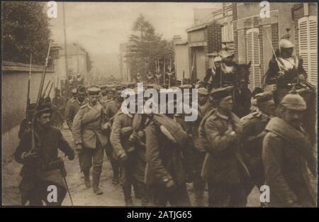 Description: Comment les Allemands ont fait leur apparition Paris, escorté par des cuirassiers et des soldats du pied français, après la victoire française en Champagne (février-mars 1915). Annotation: Carte postale française avec texte néerlandais avec photo d'un groupe de prisonniers de guerre allemands à Paris. Date : mars 1915 lieu : France, Paris mots clés : première Guerre mondiale, prisonnier de guerre, soldats, ville Banque D'Images