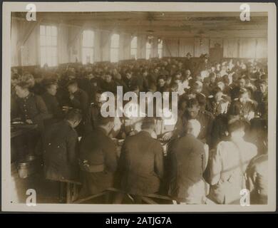 Photo officielle de la Nouvelle-Zélande prise sur le front ouest britannique Description: Dans la salle à manger d'un dépôt de base de la Nouvelle-Zélande en France Annotation: Photos de la Nouvelle-Zélande du Front occidental britannique en France. Dîner dans un camp de base de la Nouvelle-Zélande en France Date: {1914-1918} lieu: France mots clés: Camps de base, fronts de la guerre mondiale, militaire, nourriture Banque D'Images