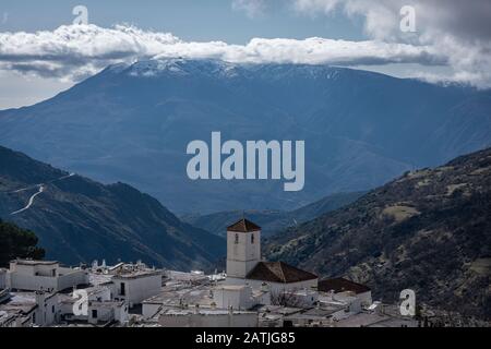 Paysage d'un village dans les hautes montagnes avec le clocher de l'église en dehors