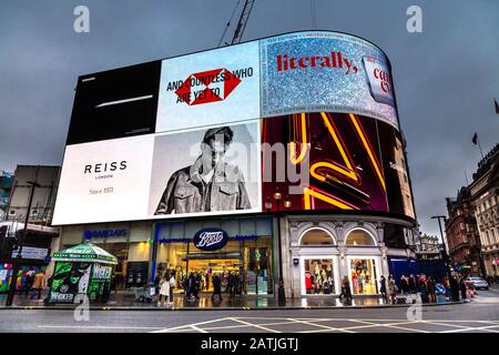 Piccadilly Circus en soirée avec l'emblématique écran publicitaire (Piccadilly Lights) en arrière-plan, Londres, Royaume-Uni Banque D'Images