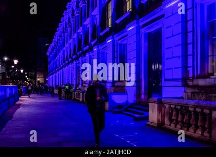 Célébrations du Brexit le 31 janvier 2020 - projection du lumière bleue sur les bâtiments gouvernementaux, Whitehall London UK Banque D'Images