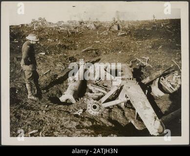 Avec les Canadiens sur le front ouest Description: Une arme de campagne allemande détruite sur le front canadien Annotation: Les Canadiens sur le front occidental. Une mitrailleuse allemande dévastée sur le front canadien Date : {1914-1918} lieu : Armagh, Irlande mots clés : première Guerre mondiale, fronts, mitrailleuses, soldats, destruction Banque D'Images