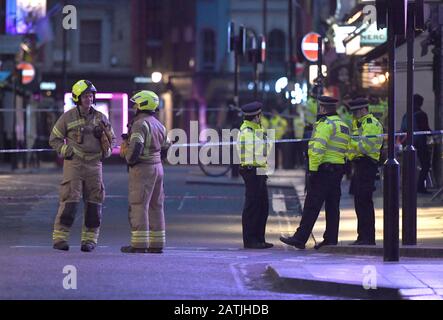 La police et les pompiers de Dean Street, dans le centre de Londres, après la découverte d'une bombe de la seconde Guerre mondiale. Banque D'Images