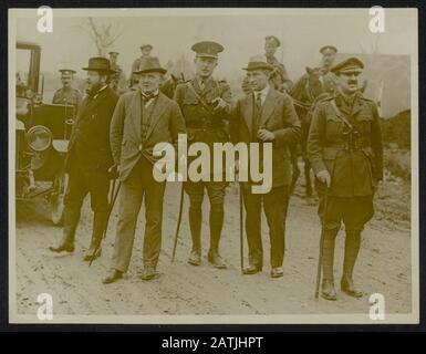 Le front en France Description: M. Lloyd George, M. Albert Thomas et Lord Reading Annotation: Le front en France. M. David Lloyd George, Albert Thomas et Lord Reading et certains officiers sont guidés sur le champ de bataille Date: {1914-1918} lieu: France mots clés: Première Guerre mondiale, fronts, officiers, politiciens Nom De La Personne: Lloyd George, David, Thomas, Albert Banque D'Images