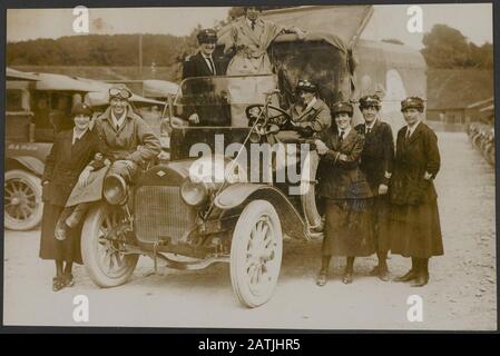 The British Western Front en France Description: Un groupe de chauffeurs d'ambulance de dame ou de V.A.D.S [Détachement d'aide volontaire] Annotation: British Western Front en France. Groupe de chauffeurs d'ambulance féminins, membres d'un groupe de bénévoles médicaux Date : {1914-1918} lieu : France mots clés : première Guerre mondiale, fronts, bénévoles, travail des femmes Banque D'Images