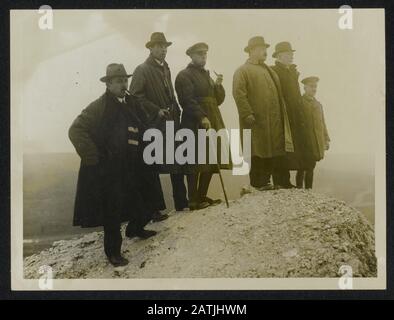 Le Front occidental Description: M. Massey et Sir Joseph Ward et parti sur le rebord d'une immense mine cratère Annotation: Le Front occidental. M. William Ferguson Massey [Premier ministre de la Nouvelle-Zélande] et Sir Joseph Ward [ministre de la Nouvelle-Zélande] avec compagnie au bord d'un grand cratère minier Date : {1914-1918} mots clés : visiteurs, première guerre mondiale, fronts, cratères miniers, gouvernements Nom de la personne : Massey, William Ferguson, Ward, Joseph Banque D'Images