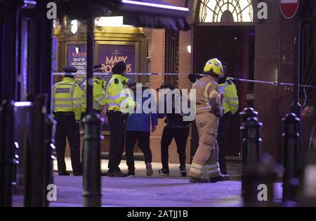 La police et les pompiers évacuent les membres du public après la découverte d'une bombe de la seconde Guerre mondiale dans la rue Dean, dans le centre de Londres. Banque D'Images