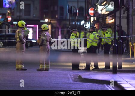 La police et les pompiers de Dean Street, dans le centre de Londres, après la découverte d'une bombe de la seconde Guerre mondiale. Photo PA. Date De L'Image: Lundi 3 Février 2020. Voir l'histoire de PA BOMBE DE POLICE. Crédit photo devrait lire: Kirsty O'Connor/PA Wire Banque D'Images