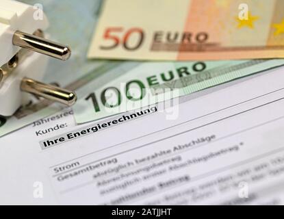 Energierecohnung,facture d'énergie avec billets et prise d'alimentation Banque D'Images