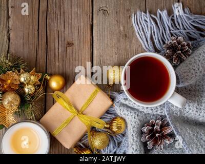 Fond de Noël avec tasse de thé. Ancienne table en bois. Plat, vue sur le dessus, soirée Douillette, tasse de boisson, décorations de Noël, bougies Banque D'Images