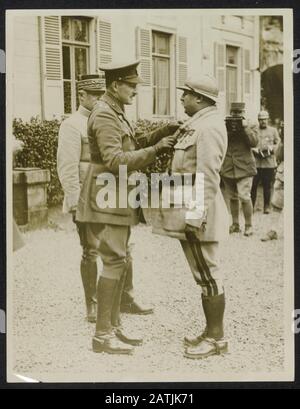 Description: Prince Arthur de Connaught décorant une annotation générale française: Prince Arthur de Connaught [Arthur de Saxe-Coburg et Gotha (1883 1938), petit-fils de la Reine Victoria ] décorera un général français Date: 1916 lieu: France mots clés: Première Guerre mondiale, distinctions dynasties Nom De La Personne: Arthur Banque D'Images