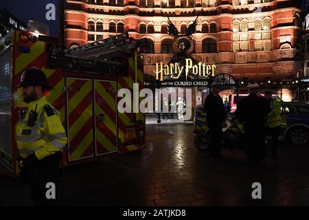 La police et les pompiers de Cambridge Circus après une bombe de la seconde Guerre mondiale ont été découverts dans Dean Street, dans le centre de Londres. Banque D'Images