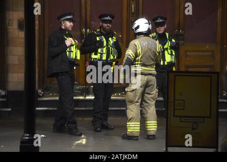 La police et les pompiers de Cambridge Circus après une bombe de la seconde Guerre mondiale ont été découverts dans Dean Street, dans le centre de Londres. Banque D'Images