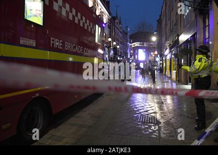 La police et les pompiers de Cambridge Circus après une bombe de la seconde Guerre mondiale ont été découverts dans Dean Street, dans le centre de Londres. Banque D'Images