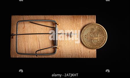 Bitcoin dans un isolat mousetrap sur fond noir. Stock photo bitcoin news. Banque D'Images