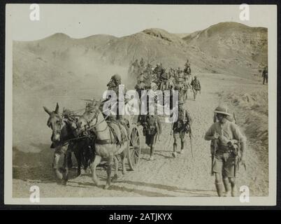 Avec les troupes en Mésopotamie Description: Scènes sur la route Sakartutan Baghaz sur le Gybel Hamarin. Annotation : les troupes de Mésopotamie attirent des troupes britanniques et indiennes dans le désert, sur la route Sakartutan-Baghaz du col de Gybel Hamarin. Date : {1914-1918} lieu : Irak, Gybel Hamarin, Mésopotamie mots clés : première Guerre mondiale, chevaux, soldats, voies navigables Banque D'Images