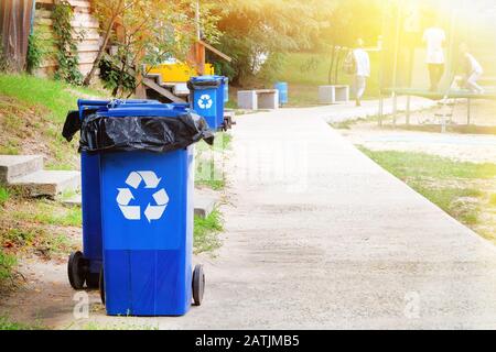 Concept de recyclage des déchets. Collecte des ordures. Conteneurs bleus pour le traitement ultérieur des déchets. L'écologie et le recyclage des déchets concept. Rayons du soleil. Banque D'Images