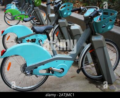 La charge de la batterie électrique urbain vélos dans la ville. Transport écologique Banque D'Images