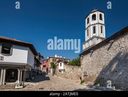 Clocher de l'église SS Konstantin et Elena, vue de la rue Saborna dans la vieille ville, Plovdiv, Bulgarie Banque D'Images