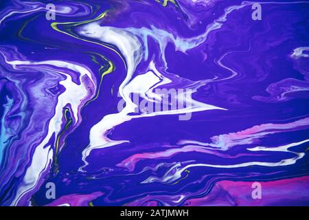 Liquide de peinture acrylique sur fond de mélange de couleur violet et bleu tendance. Banque D'Images