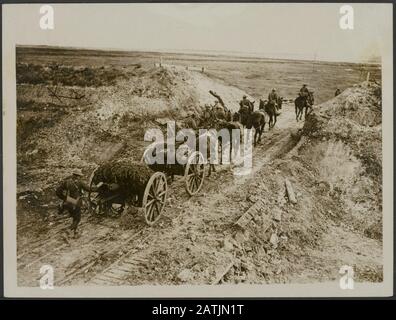 Le Front Occidental Britannique En France Description: L'Avance De Cambrai. Artillerie traversant une coupe dans le canal du Nord. Annotation : Le Front Occidental Britannique En France. L'attaque sur Cambrai. L'artillerie tire à travers un passage du canal du Nord. Date : {1914-1918} lieu : Cambrai, Canal du Nord, France mots clés : attaque, artillerie, fronts de la guerre mondiale, voies navigables Banque D'Images