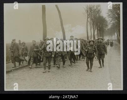 Le Front Occidental Britannique En France Description: L'Offensive Allemande. Nouveaux prisonniers capturés arrivant Annotation: British Western Front en France. L'offensive allemande. Arrivée d'un nouveau groupe de prisonniers de guerre Date: {1914-1918} lieu: France mots clés: Première Guerre mondiale, fronts, prisonnier de guerre, soldats Banque D'Images