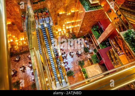 Café-bar au pied de la tour Trump, Manhattan, New York City Banque D'Images