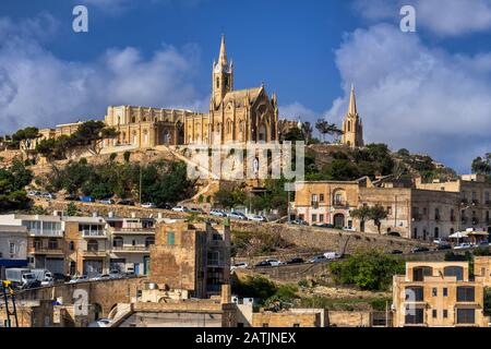Ville de Mgarr sur l'île de Gozo à Malte, sur l'église perchée de la Madonna de Lourdes. Banque D'Images